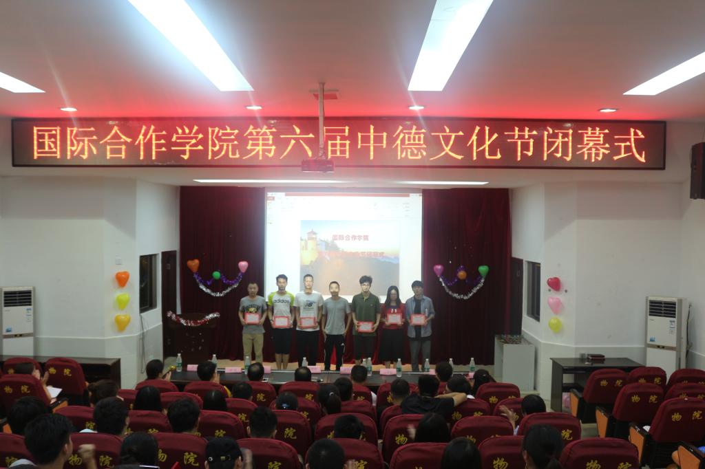 谢老师与获奖学生合影