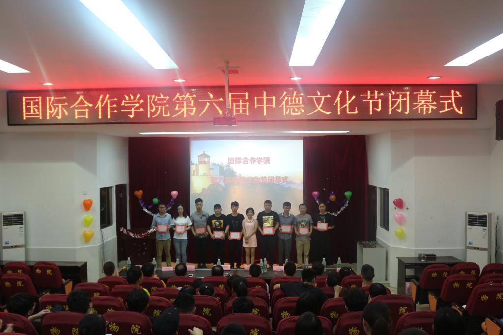 李老师与获奖学生合影