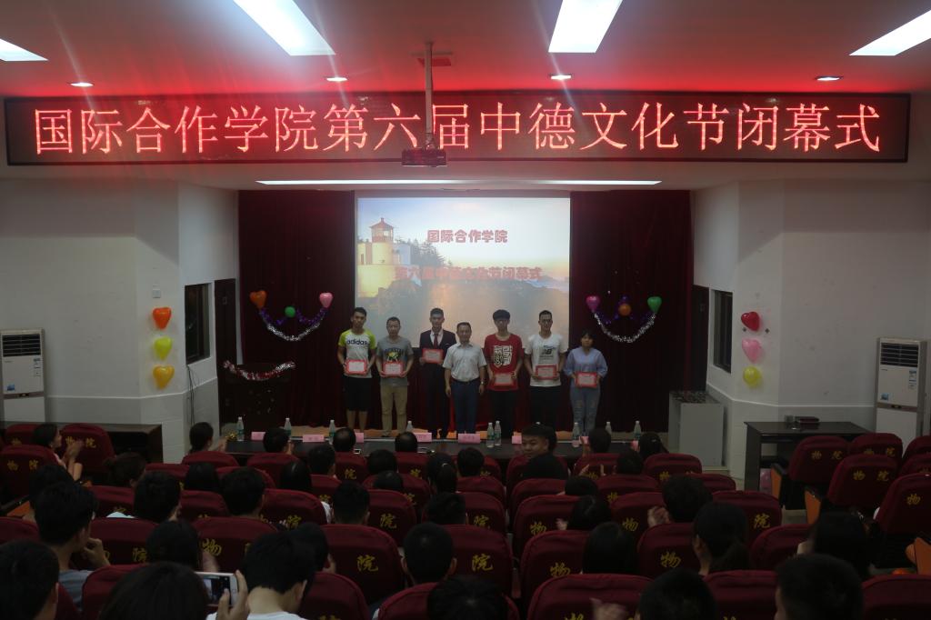 陈主任与获奖学生合影