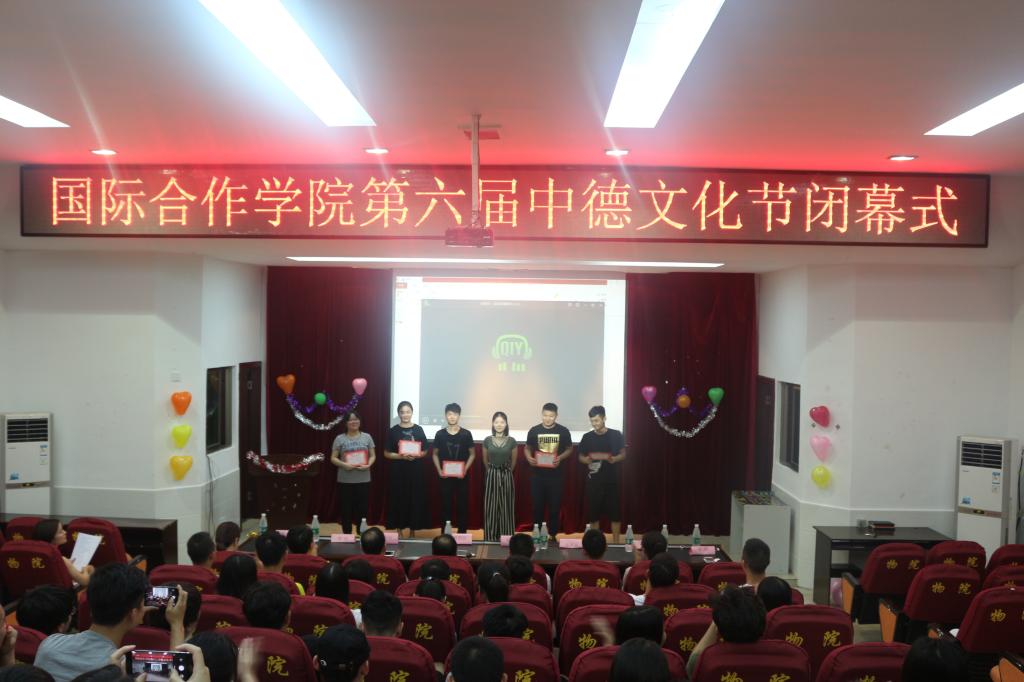 黄老师与获奖学生合影